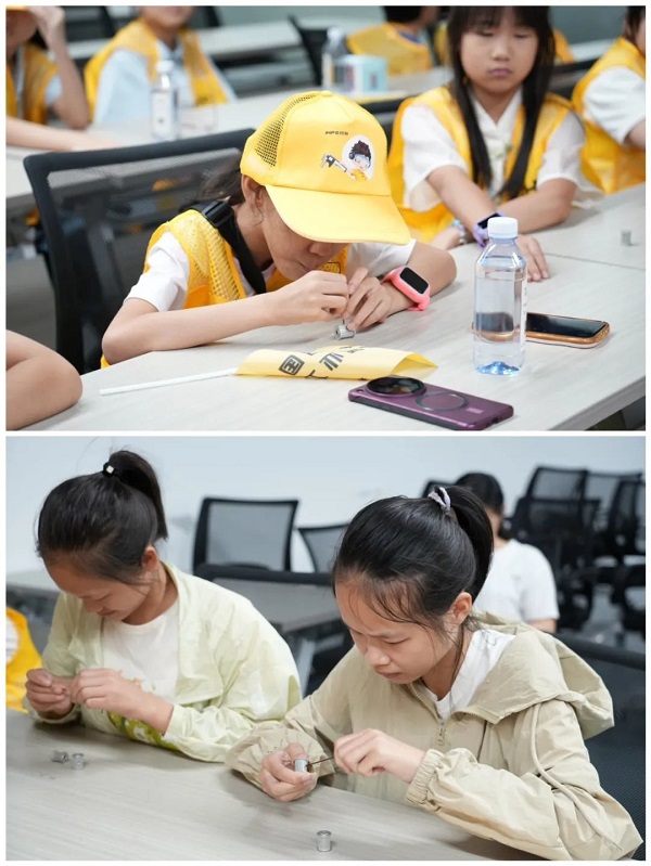 學生體驗同步輪擰螺絲